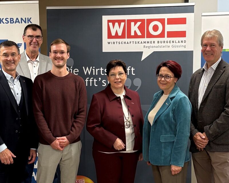 Gruppenfoto mit sechs Personen vor Rollups von Volksbank, Wirtschaftskammer Burgenland und respACT in Güssing